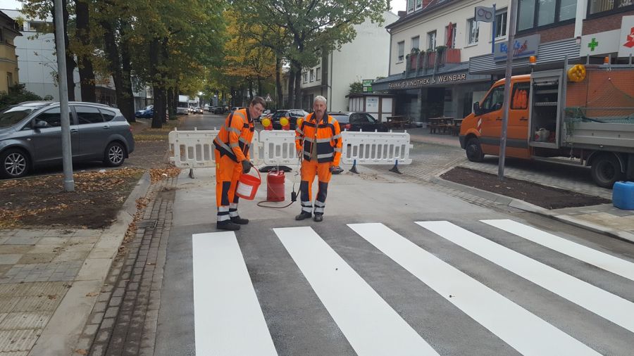 Alle in Hövelhof ab heute Mittag geöffnet: Marco Elsner und Heinrich Hesse vom Kreisstraßenbauamt beim Aufbringen des Zebrastreifens (Foto: © Kreis Paderborn, Timm Rosenthal )